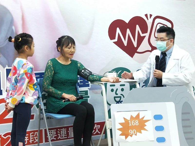 台灣高血壓學會理事長、台大醫院心臟內科教授林彥宏（右）提醒，18歲以上民眾每年至...