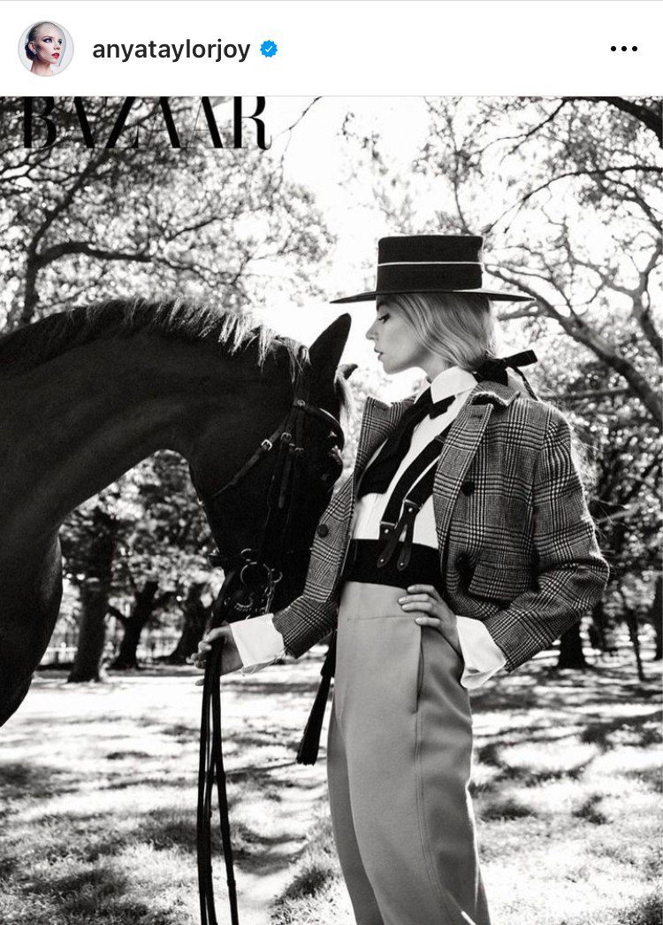 安雅泰勒喬伊穿DIOR 2023早春系列拍攝美國時尚雜誌《Harper's Bazaar》。圖／摘自藝人IG 孫曼