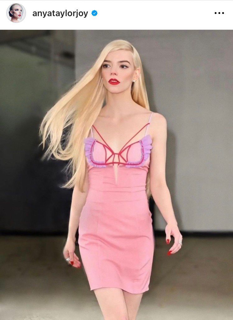 安雅泰勒喬伊穿Nensi Dojaka粉紅色小洋裝於紐約宣傳《五星饗魘》。圖／摘...