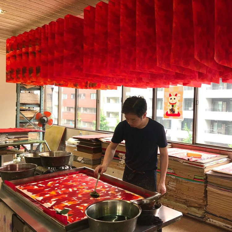 在染色工房，可以看見職人手工製作和紙的過程。圖／Ⓒ御茶水 折紙會館