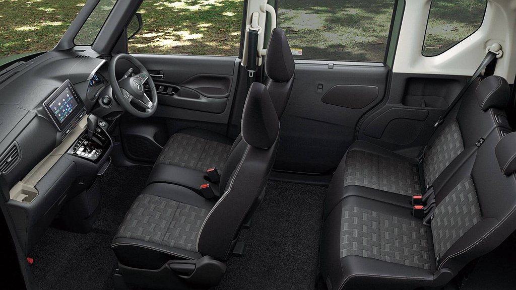 三菱Delica Mini內裝以黑色為基底並透過象牙色飾板來點綴；座椅採用透氣性...