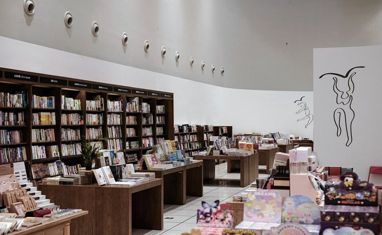 書區空間以誠品經典沉穩內斂的深色木紋書櫃，讓讀者可以靜心享受閱讀。
 圖／誠品書店提供