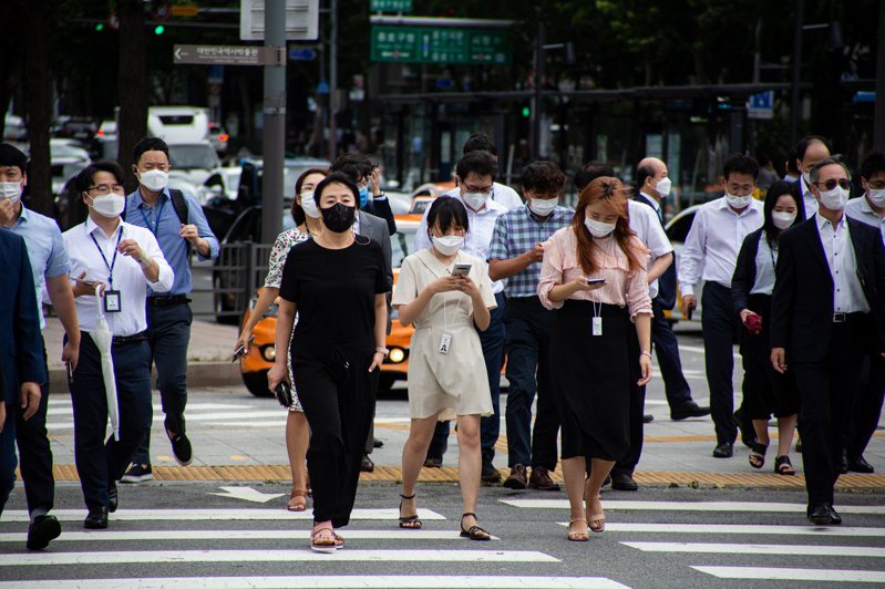韓國自今天起解除室內配戴口罩義務，但搭乘大眾交通工具、出入醫療機構等高感染風險場所例外。圖／歐新社資料照片