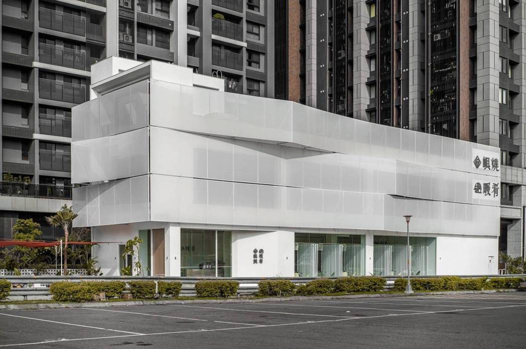 在竹北精華地段勝利八街一段的純白建築物，是葛朗集團新品牌「嶼燒‧暖肴」。葛朗集團...