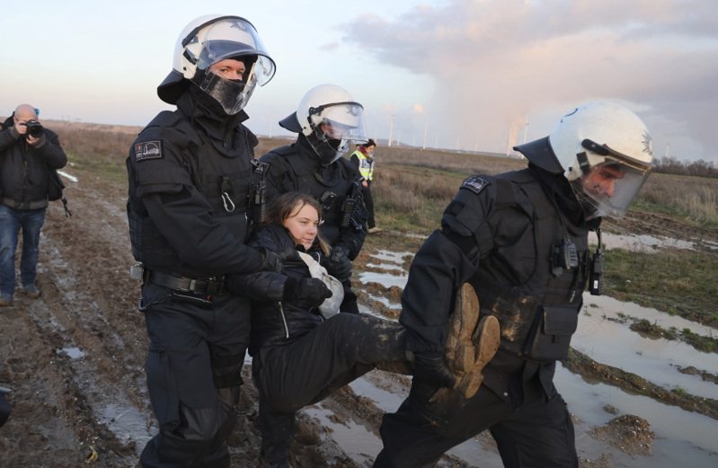 瑞典环保少女童贝里（Greta Thunberg）17日在德国声援一场反对能源公司扩大开採煤矿的抗议活动时遭警逮捕。美联社(photo:UDN)