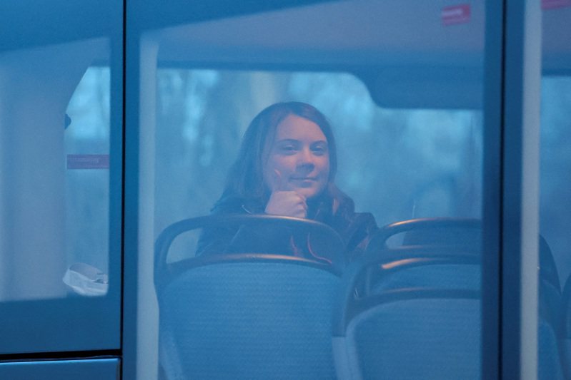 瑞典环保少女童贝里（Greta Thunberg）17日在德国声援一场反对能源公司扩大开採煤矿的抗议活动时遭警逮捕后，独自一人坐在一辆警察巴士上。路透(photo:UDN)