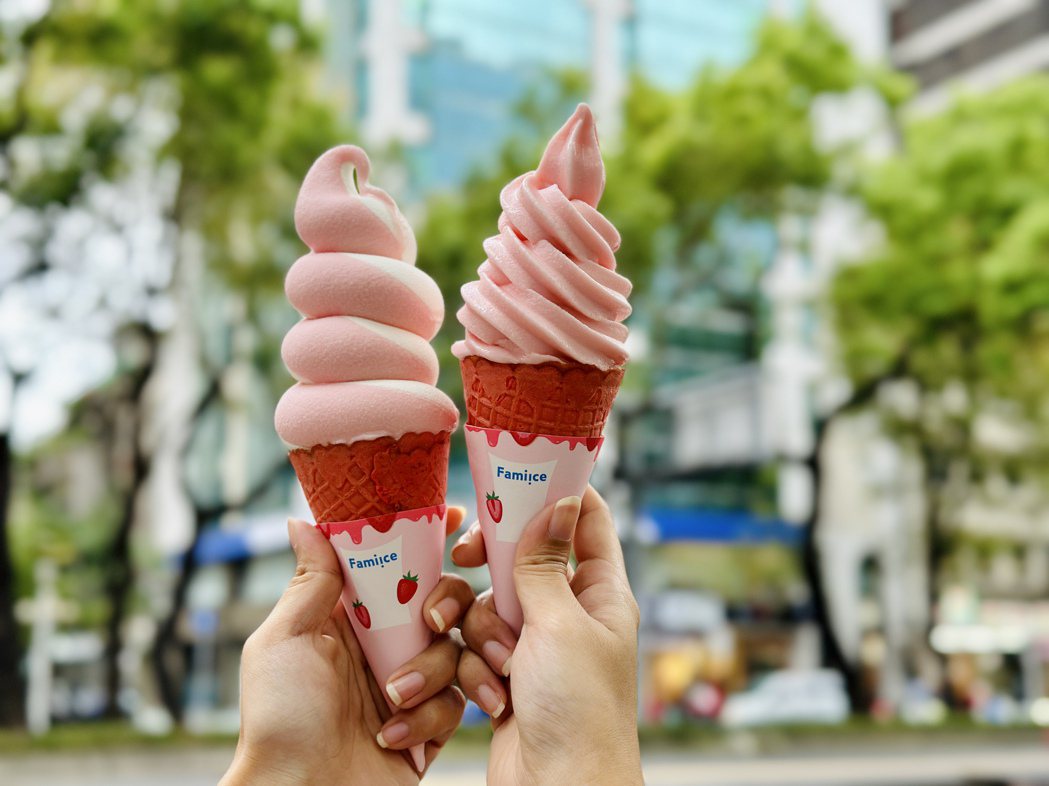Fami!ce全家霜淇淋口味再升級，即日起推出「草莓優格霜淇淋」，甜中帶酸恰到好...