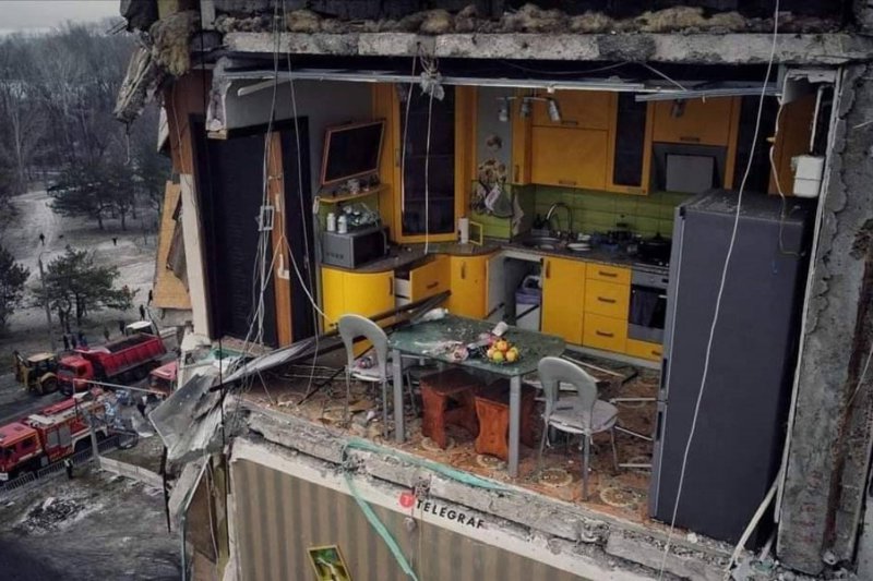 俄軍使用的Kh-22空射反艦飛彈擊毀了一棟烏克蘭的9層樓公寓，帶來了不小的傷亡。圖為
被轟炸的公寓中殘存的黃色廚房與殘垣，呈現強烈的對比。圖／取自烏克蘭國防部Twitter