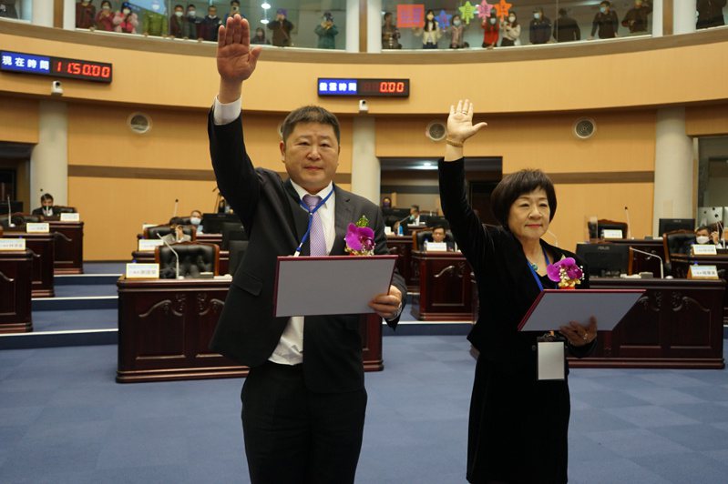 花蓮議長張峻（左）上月以兩輪投票勝出連任。本報資料照片