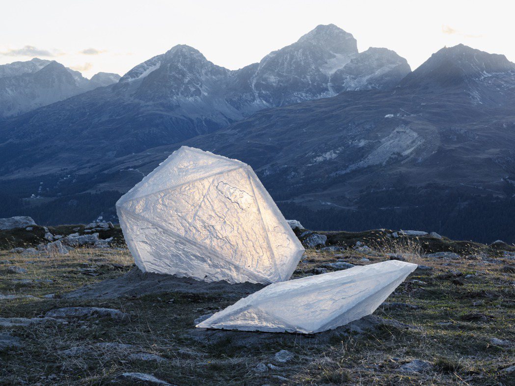 藝術家道格拉斯·曼德里 Douglas Mandry放置在瑞士地面上的「重力流‧...