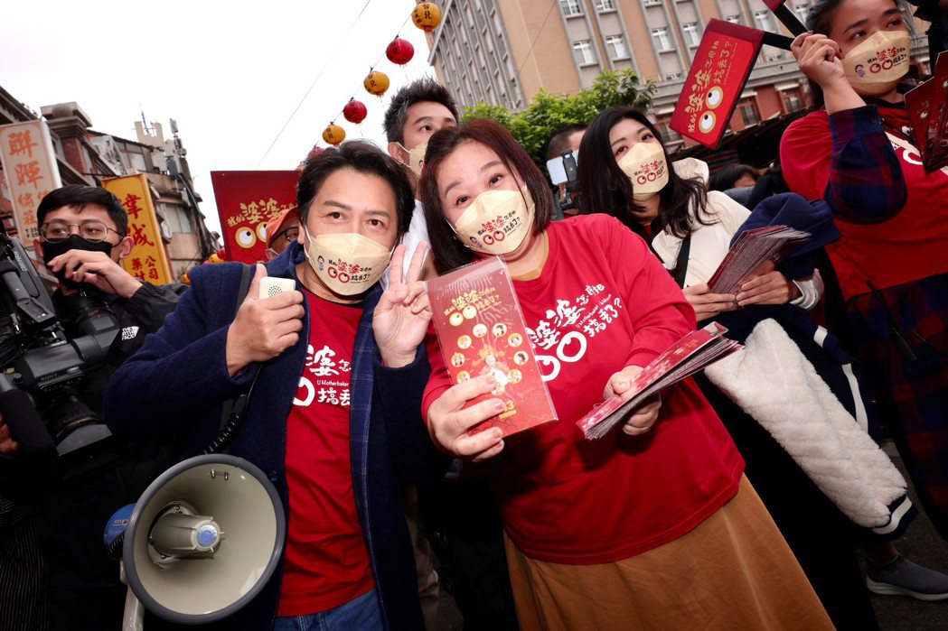 鍾欣凌、許傑輝來到著名的台北年貨大街迪化街拜年發送紅包袋。記者李政龍／攝影