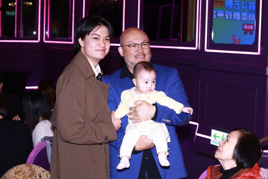 劉亮佐（右）抱著典典寶寶與兒子劉子銓合照。記者王聰賢/攝影