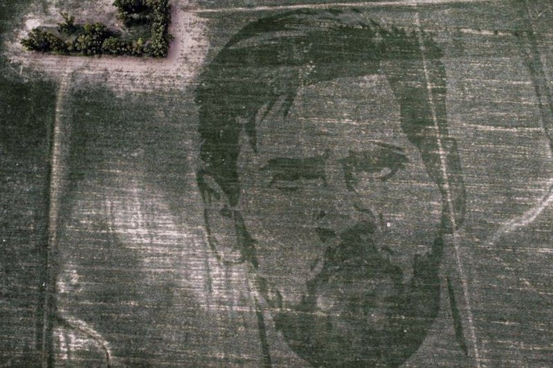 梅西玉米田巨型肖像。 圖擷自推特