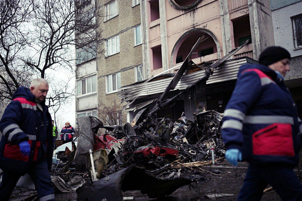 1月18日，在烏克蘭首都基輔東部郊區墜毀的直升機。 圖／美聯社