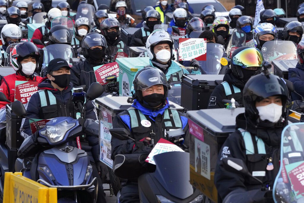 2021年12月23日，韓國首爾的外送員集體抗議，要求改善工作條件。 圖／美聯社