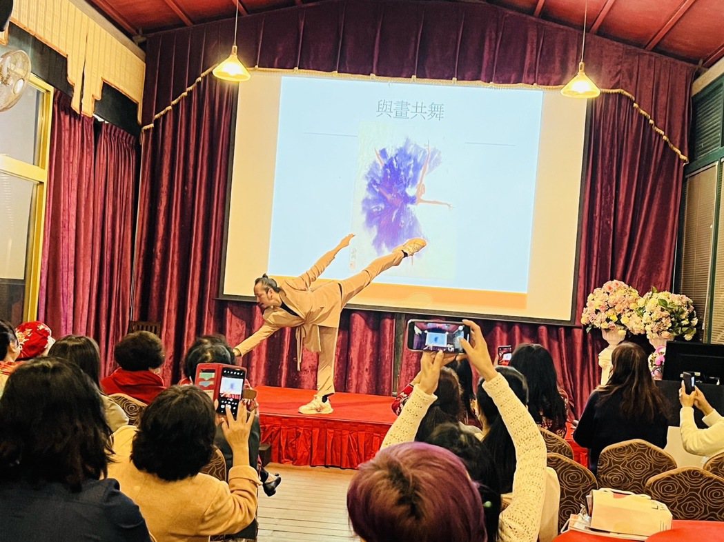 李偉淳親自示範舞蹈創作技巧，並邀請與會者共同即興創作。主辦單位/提供