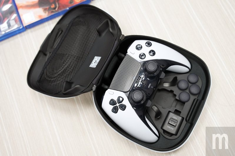 ▲The state of putting the DualSense Edge wireless controller into the storage box