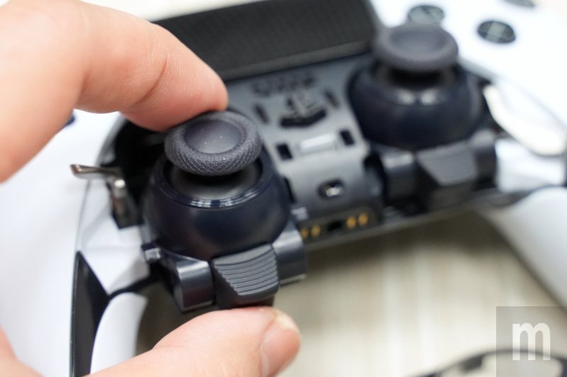 ▲Changing the analog joystick into a replaceable module design, the biggest advantage is that it is easy to replace and repair. Sony may provide different specifications in the future to meet different gaming needs