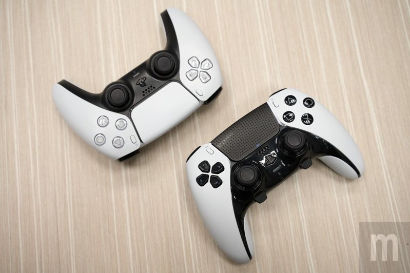 ▲The left is the DualSense wireless controller, and the right is the DualSense Edge wireless controller. The difference in appearance between the two is only the color of the buttons and the touchpad.