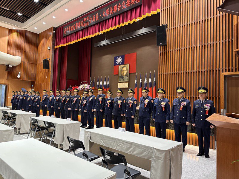 台中市警察局今上午布達交接典禮，包括15名分局長、保大隊長，共16位新主官。記者曾健祐／攝影