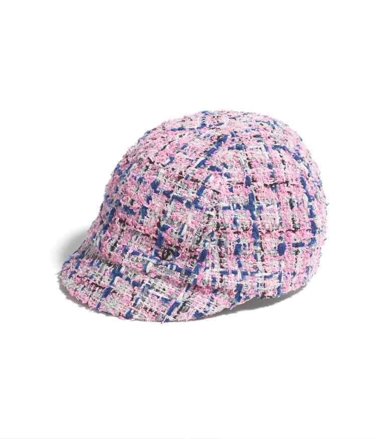 粉藍色斜紋軟呢格紋馬術帽，37,100元。圖／香奈兒提供