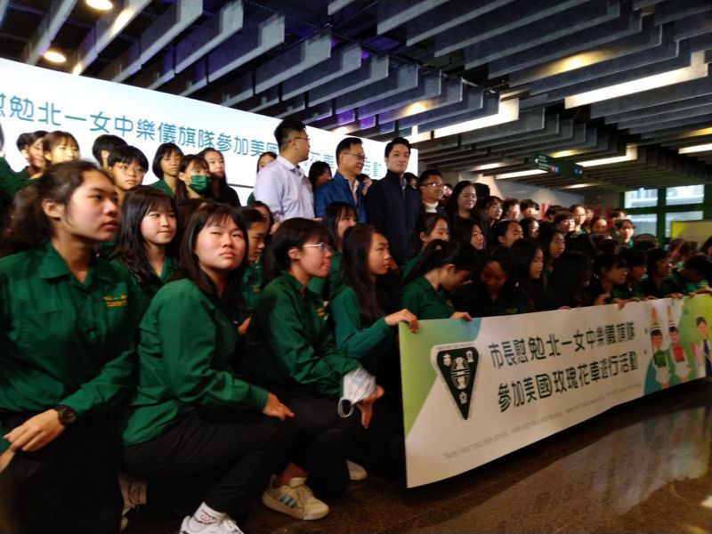 台北市長蔣萬安自爆，以前念建中時，心儀的女生也是穿綠色制服，並透露「今天終於可以大大方方走進北一女中，因為過去我都是在門口站崗」。記者林麗玉／攝影