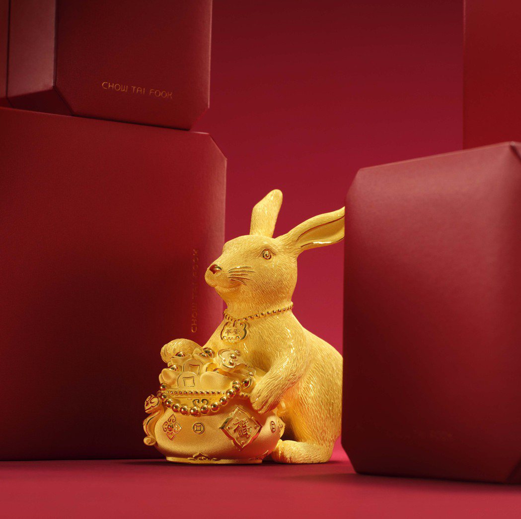 周大福金兔迎福生肖系列運財兔子黃金擺件，約0.3兩起，價格店洽。圖／周大福提供