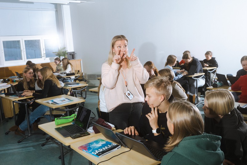 芬蘭在抵禦錯誤資訊方面連續第五度在41個歐洲國家中排名第一。中學老師馬提卡說，她要學生剪輯影片和照片，看看操弄假訊息有多容易。紐約時報