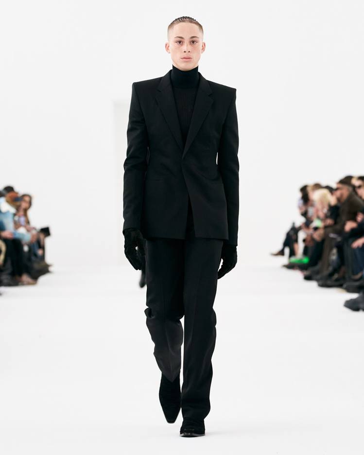GIVENCHY於高級訂造服工坊製作的四套黑色西裝之一，縫合位置刻意不留褶邊，任由布料披散，形成更修長的輪廓。圖／紀梵希提供