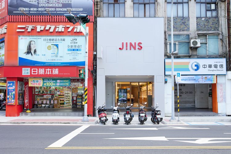 三重正義店也是JINS首次設計兩層樓的門市。圖／JINS提供