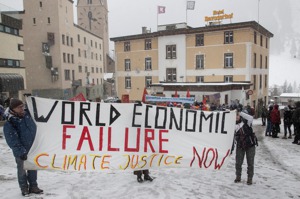 世界經濟論壇在瑞士達沃斯舉行，不滿全球經濟現況的民眾開會前夕在會場外抗議。路透