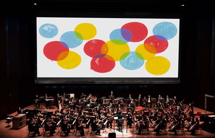 2015年的「小黃點與四季」音樂會，引發台上與台下的互動。圖／信誼基金會提供