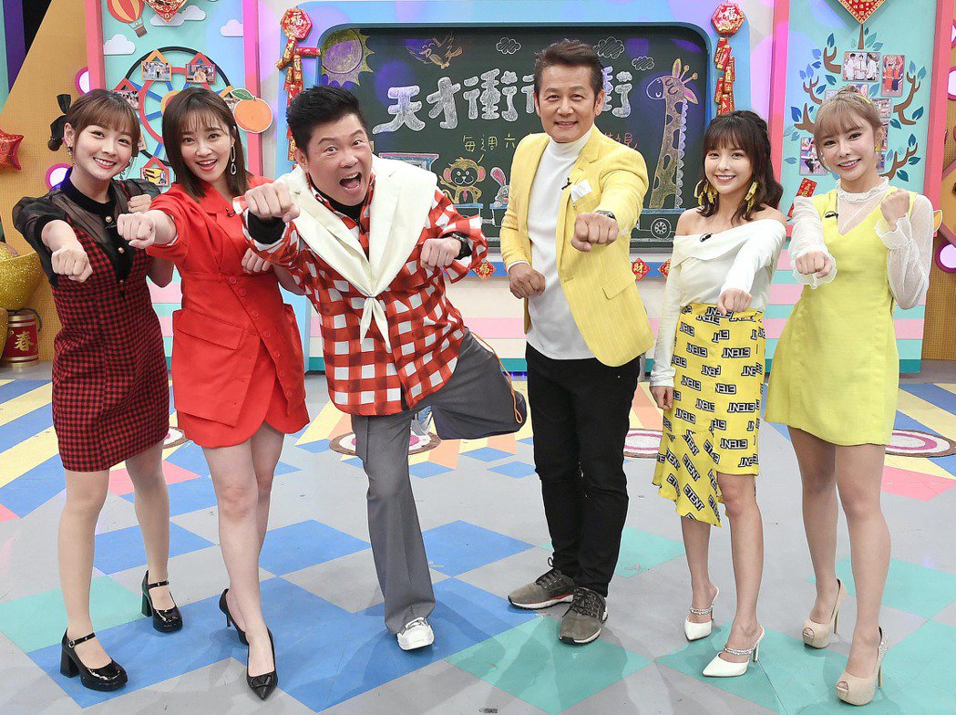 籃籃(由左至右)、張文綺、曾國城、徐乃麟、徐凱希、巫苡萱錄新年特別節目。圖／華視提供