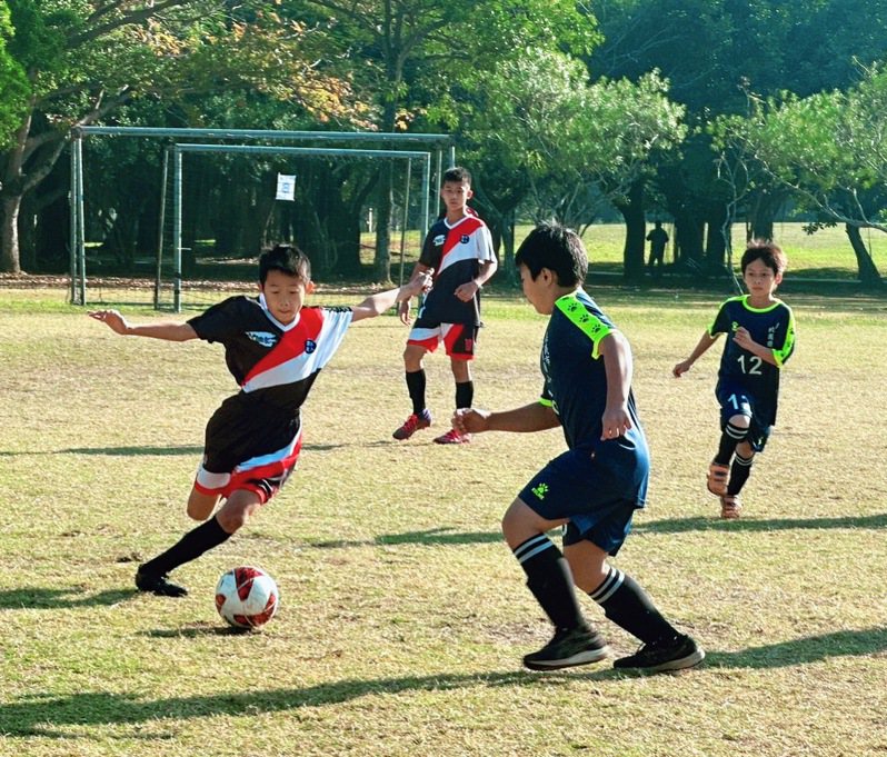 育人國小足球隊表現精采球技。圖／嘉義市育人國小提供