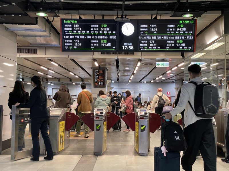 今為春節連假前最後一天上班日，台北車站高鐵南下月台湧現返鄉民眾。記者許維寧／攝影
