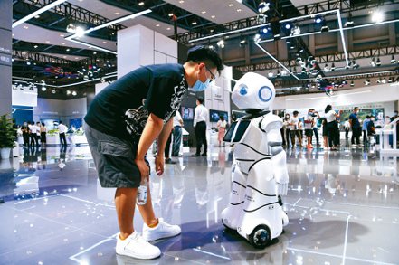 電子大咖包括鴻海（2317）、廣達、緯創、仁寶等，近年更陸續加入開發工業機器人、服務機器人行列，台灣科技界正颳起機器人旋風。（中新社）