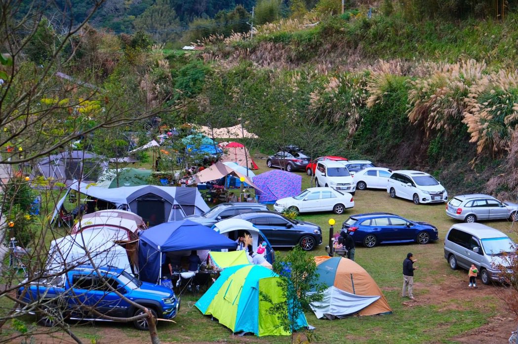 根據交通部觀光局統計，截至去年12月底，全台共有1790處露營場，僅191處合法...