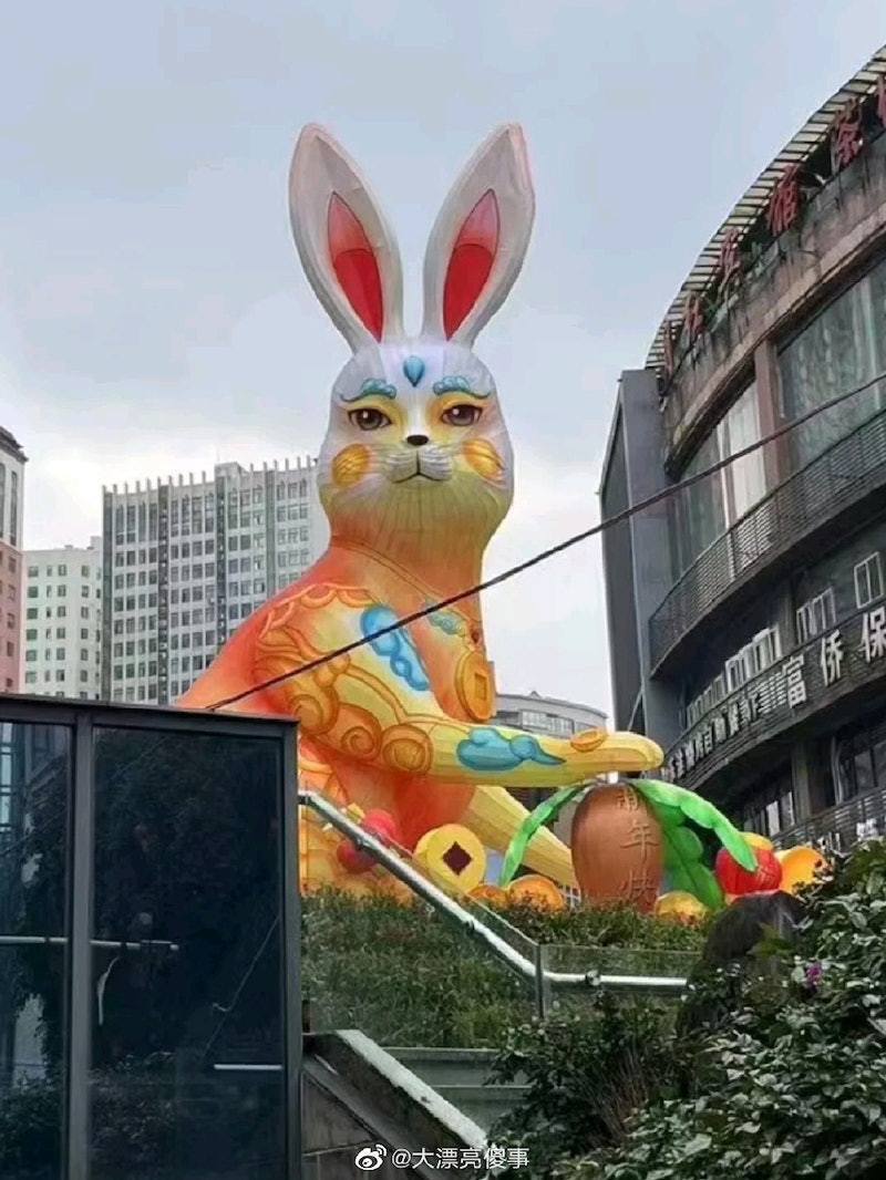 大陸重慶近日1座特意為農曆新年而設的巨型兔子燈飾被網民批評太醜而引來關注，並登上微博熱搜。（翻攝自微博）