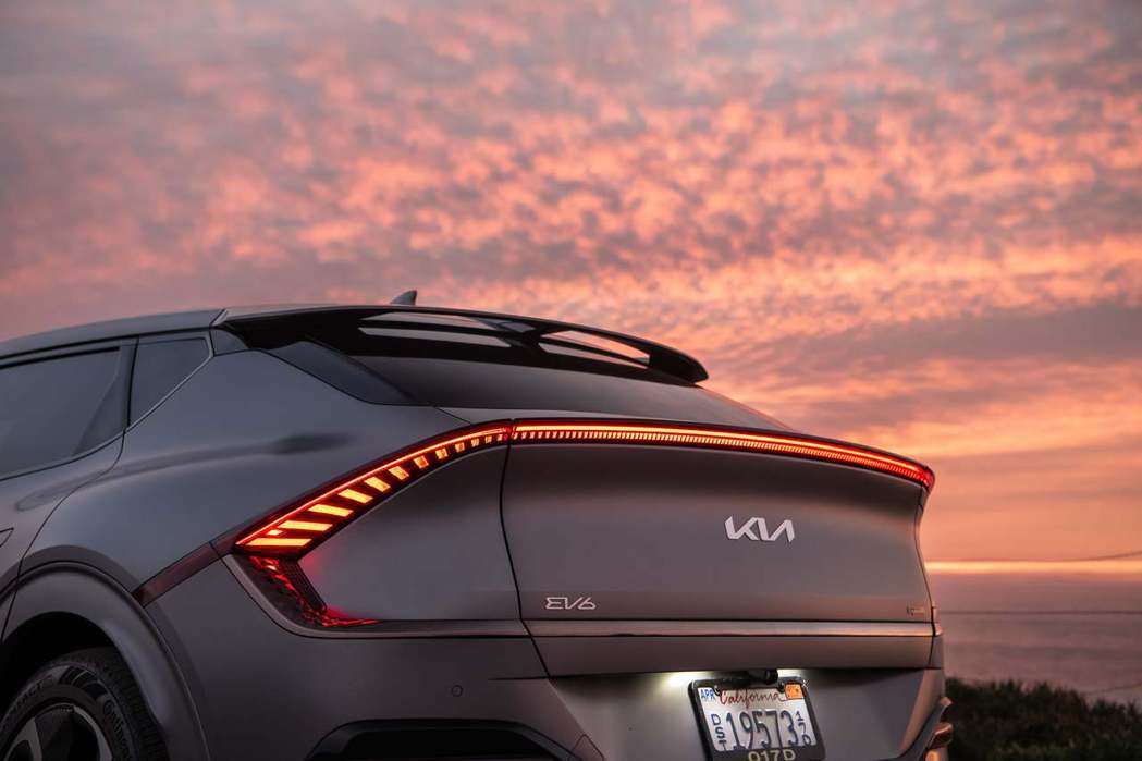 The Kia EV6以卓越的產品實力，奪下2023年北美年度多功能車大獎，帶領...