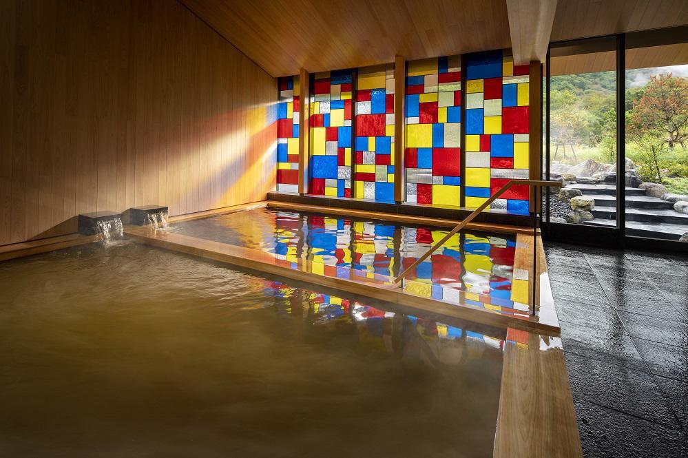 「界 雲仙」大浴場的室內設計採用從荷蘭傳入日本的玻璃工藝「彩繪玻璃」。圖／星野集...
