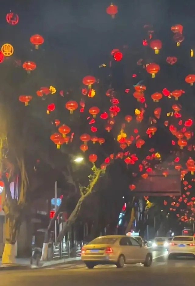 四川樂山為了營造年節氣氛，近日街道上掛滿了紅燈籠，卻導致駕駛人看不清交通號誌的紅燈到底在哪裡。（取自成都商報）