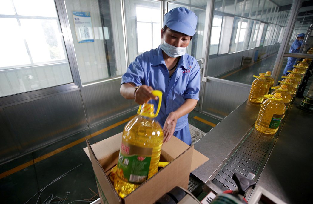 沙拉油是中國去年出口北韓的主要產品之一，圖為曲阜市良友工貿公司沙拉油廠產線。路透