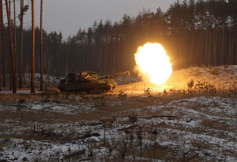 英國國防部指出，整體來看俄烏戰爭正處於僵持狀態，但俄軍可能已經在烏東重鎮蘇勒答爾重整軍力。圖為烏克蘭一輛坦克向盧甘斯克地區克雷明納附近的俄羅斯陣地開火。法新社
