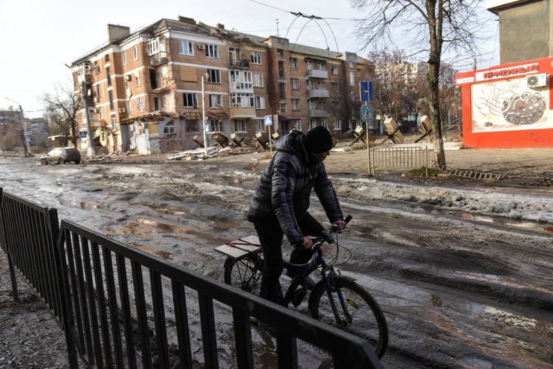 图为乌克兰东部顿涅茨克地区，一名男子骑自行车经过。欧新社(photo:UDN)