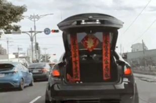 BMW X6化身「行動春聯」 警方：靜止停紅燈行為屬賀年惡趣味，不會開罰