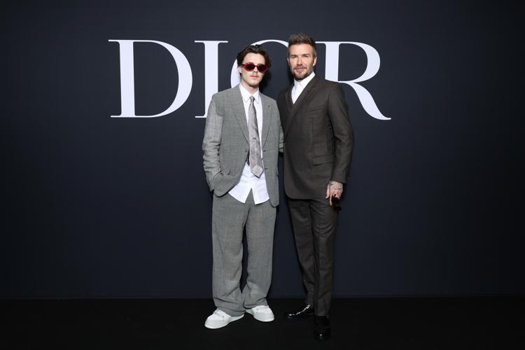 大衛貝克漢（右）跟兒子克魯茲貝克漢出席Dior男裝秀。圖／Dior提供