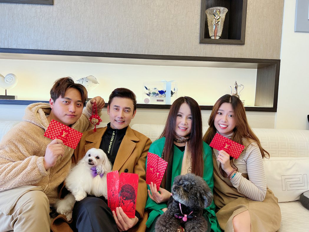 包庭政（左起）、包偉銘、劉依純和新手媳婦元元歡慶新年。圖／翰森娛樂提供