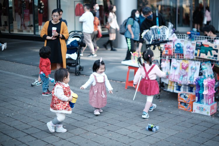 在香堤廣場開心玩耍的小孩。記者江佩君／攝影