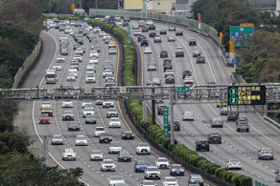 台灣高速公路超危險？「龜速車多、安全距離根本笑話」被點名為2亂象