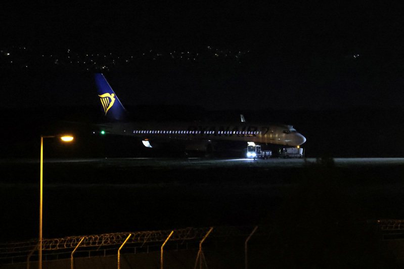 爱尔兰瑞恩航空一架从波兰飞往希腊的班机遭炸弹威胁，希腊军方战机紧急升空护航，该班机于格林威治标准时间16时前不久，降落在雅典国际机场。路透社(photo:UDN)